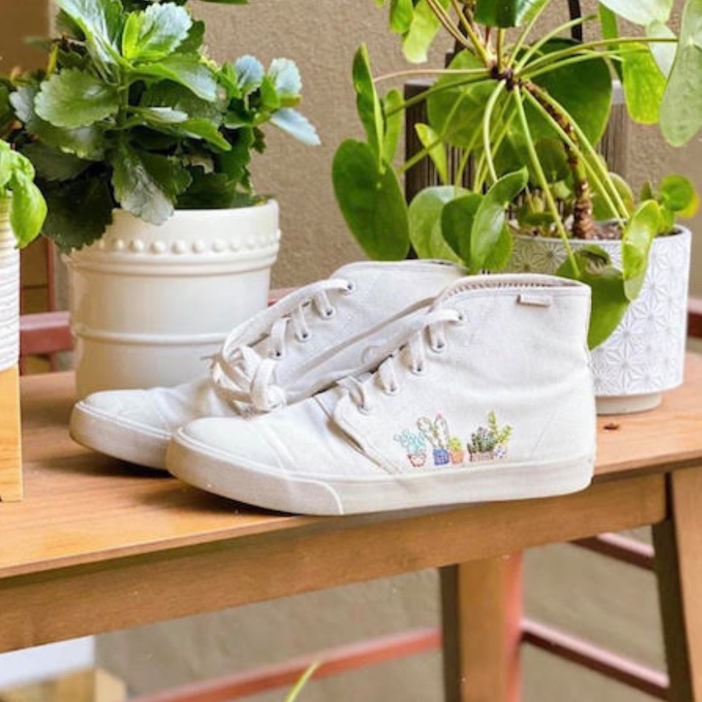 Bangs London Fog Succulent Sneakers. Size 7. Lightly Worn.